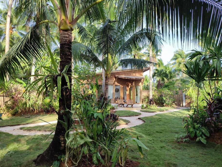 The Bamboo Houses - Tropical Garden & Empty Beach Генерал-Луна Экстерьер фото